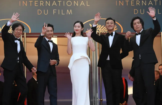 Đạo diễn cùng dàn diễn viên của Burning tại Daejong Film Awards (Ảnh: The Korea Herald)