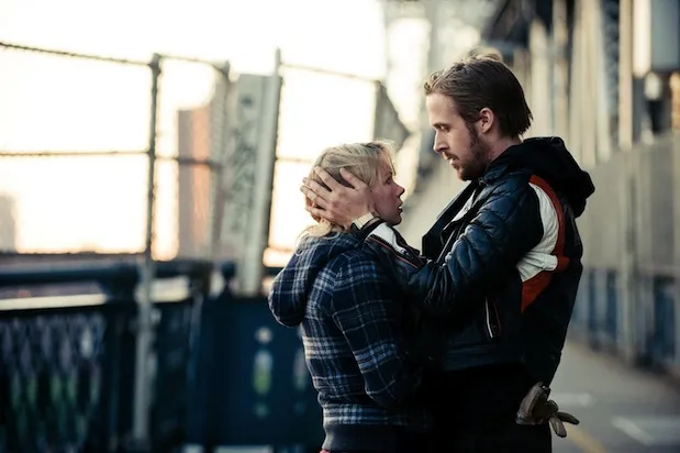 Trước khi xuất hiện trong Blue Valentine hồi 2010, Gosling được nhắm cho một vai trong The Lovely Bones nhưng bị Mark Walhberg thế chỗ vì anh tăng cân quá nhiều. Tuy nhiên, có nhiều tin đồn cho rằng anh quá trẻ cho vai diễn này. Sau đó, nam diễn viên quyết định nghỉ ngơi trong 3 năm và trở lại trong bộ phim Blue Valentine. Nếu The Notebook là một phim tình cảm đầy ngọt ngào thì Blue Valentine lại cho thấy một Gosling đang chật vật hậu ly dị. (The Weinstein Company)