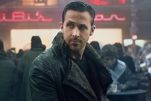 Đến năm 2017, Gosling tham gia bộ phim cult kinh điển Tội Phạm Nhân Bản 2049 của đạo diễn Denis Villeneuve. Thêm một tác phẩm được giới phê bình đánh giá cao trong sự nghiệp của nam diễn viên. (Columbia Pictures Corporation)