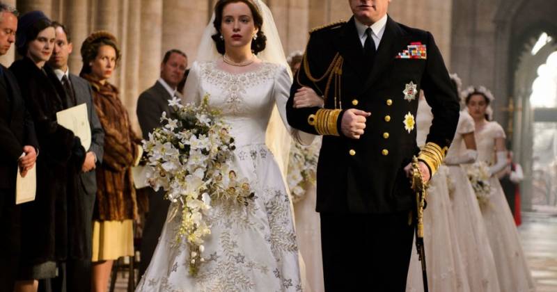 Bộ váy cưới của Nữ hoàng Elizabeth trong phim có giá khoảng $35.000 (Netflix)