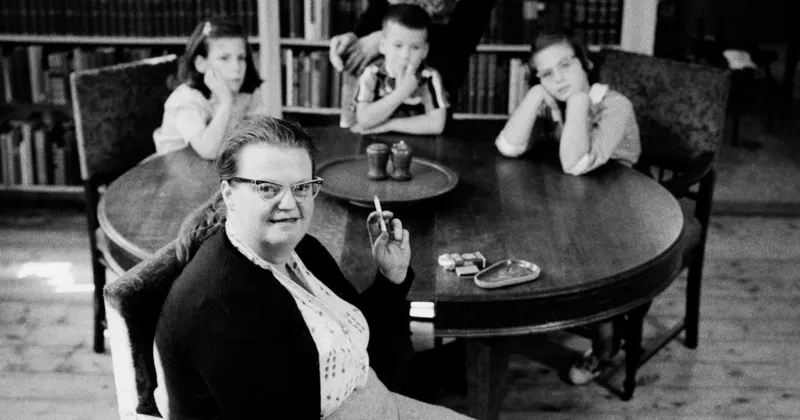 C&aacute;c truyện ngắn v&agrave; tiểu thuyết của Shirley Jackson chủ yếu l&agrave; kinh dị t&acirc;m l&yacute;. Ảnh: Electric Literature
