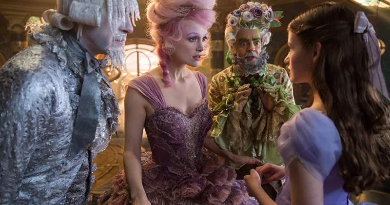 Kẹp Hạt Dẻ v&agrave; Bốn Vương Quốc gợi nhớ đến Alice Lạc V&agrave;o Xứ Sở Thần Ti&ecirc;n. (IMDb)