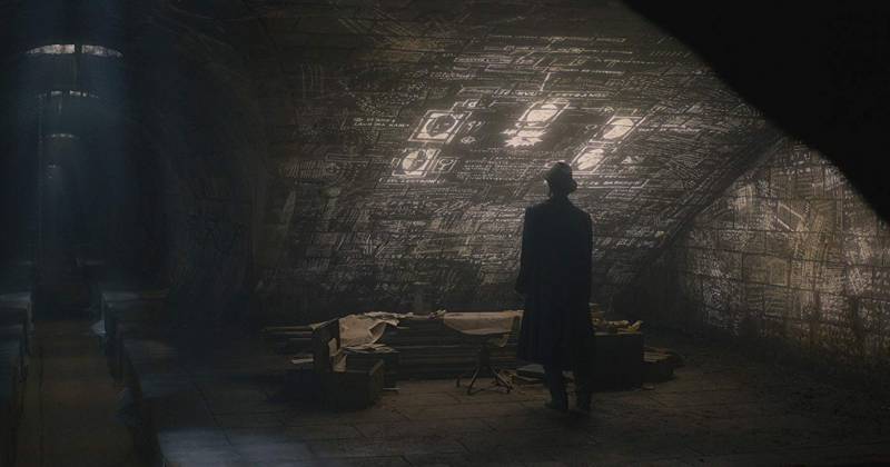 Dòng chữ in trên tường có nhắc đến nguồn gốc của nhân vật Credence do fan soi ra. (Ảnh: IMDb)