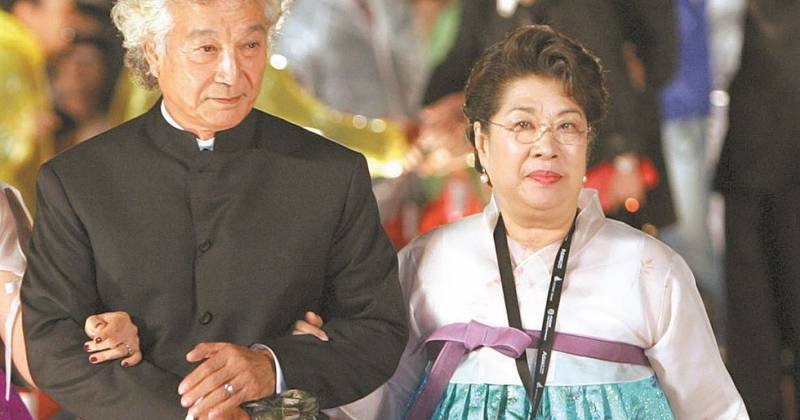 Shin Seong Il v&agrave; vợ tại LHP Busan năm ngo&aacute;i (Ảnh: The Korea Times)