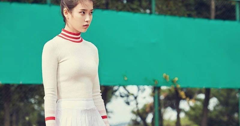 IU trong bộ váy tennis với ánh nhìn cương quyết (Ảnh: Soompi)