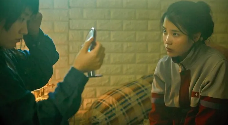 IU v&agrave; Shim Dal Gi (Ảnh: Soompi)