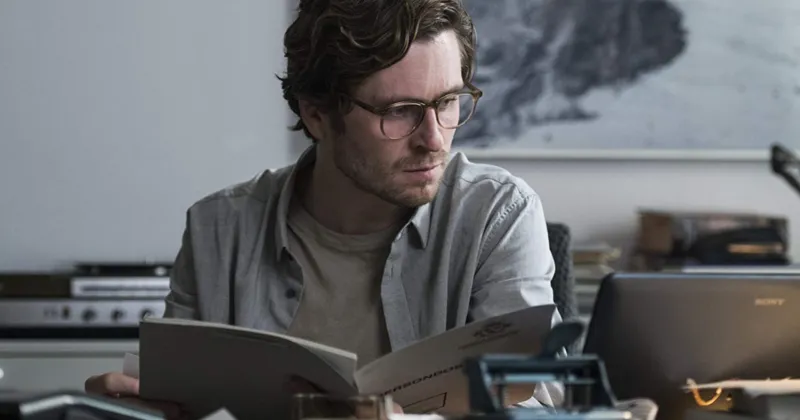 Nh&agrave; b&aacute;o Mikael Blomkvist trở n&ecirc;n nhạt nh&ograve;a v&agrave; đ&aacute;ng qu&ecirc;n. (IMDb)