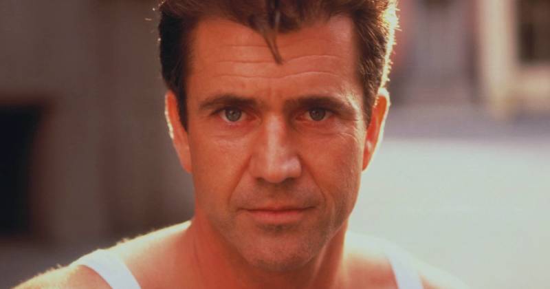 1. Mel Gibson từng được People vinh danh trao danh hiệu Sexiest Man Alive vào tháng 2 năm 1985, khi ấy Gibson chỉ mới tròn 29 tuổi. (YouTube)