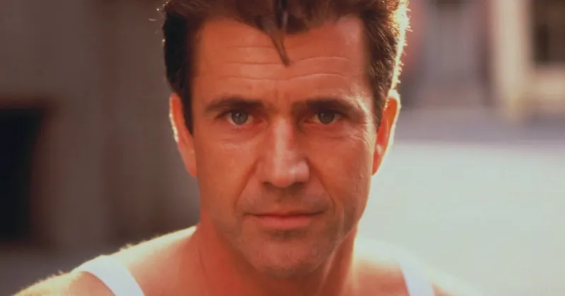 1. Mel Gibson từng được People vinh danh trao danh hiệu Sexiest Man Alive v&agrave;o th&aacute;ng 2 năm 1985, khi ấy Gibson chỉ mới tr&ograve;n 29 tuổi. (YouTube)