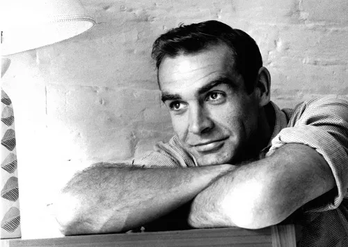 4. V&agrave;o năm 1989, gi&agrave; g&acirc;n Sean Connery trở th&agrave;nh Sexiest Man Alive. (Best Movies by Farr)