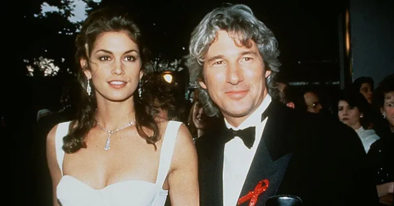 8. V&agrave;o năm 1993, Richard Gere v&agrave; si&ecirc;u mẫu Cindy Crawford được tạp ch&iacute; People ph&aacute; lệ trao giải Sexiest Couple Alive. (etonline)