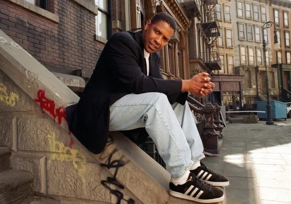 10. V&agrave;o năm 1996, Denzel Washington trở th&agrave;nh ng&ocirc;i sao da m&agrave;u đầu ti&ecirc;n nhận danh hiệu Sexiest Man Alive. (Los Angeles Times)