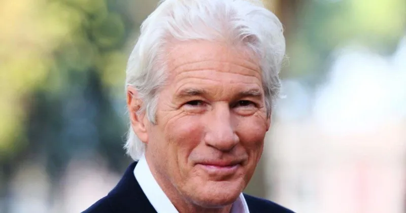 13. Richard Gere nhận danh hiệu n&agrave;y v&agrave;o năm 50 tuổi. (SeeCannes)