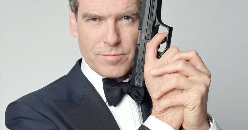 14. Cựu James Bond Pierce Brosnan trở thành Sexiest Man Alive vào năm 48 tuổi. (observatoriodocinema)