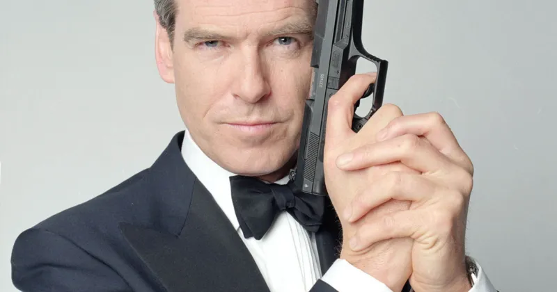 14. Cựu James Bond Pierce Brosnan trở th&agrave;nh Sexiest Man Alive v&agrave;o năm 48 tuổi. (observatoriodocinema)