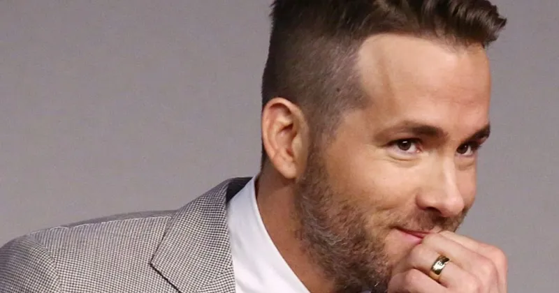 21. Sau m&agrave;n diễn xuất ăn &yacute; c&ugrave;ng Sandra Bullock trong The Proposal hồi 2010, nam diễn vi&ecirc;n điển trai Ryan Reynolds trở th&agrave;nh Sexiest Man Alive. (The Sitch)