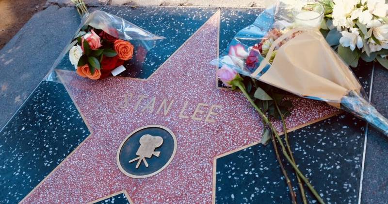 Nhiều người đã đặt hoa để tưởng nhớ Stan Lee trên Đại Lộ Danh Vọng. (Ảnh: Variety)