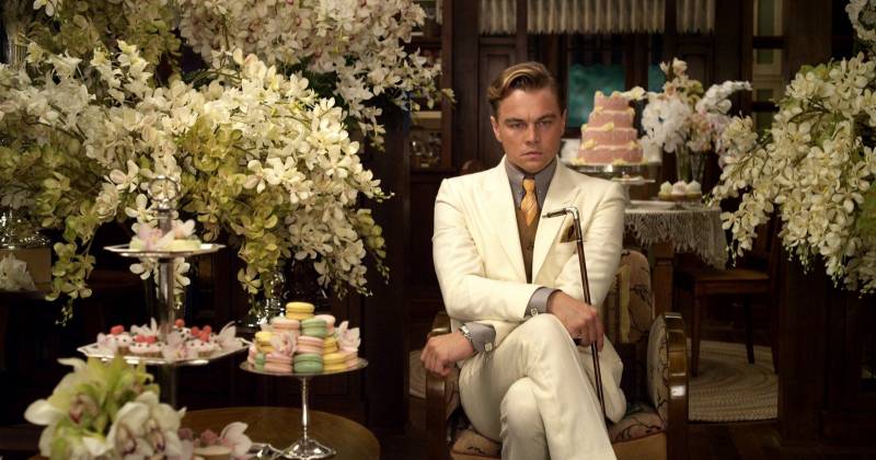 Nhìn vào cảnh này trong phim The Great Gatsby, bạn sẽ thấy trang phục cực kỳ "ăn nhập" với khung cảnh xung quanh. Tất cả sử dụng chung một tông màu dịu nhẹ và trong sáng, trái ngược với vẻ mặt của nhân vật lúc này. Đây cũng có thể coi là ý đồ của các nhà làm phim. (IMDb)