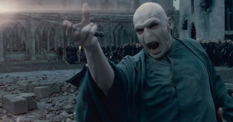 Voldemort chọn biện pháp khủng bố. (Warner Bros.)