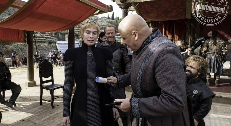 Conleth Hill (Varys) đang giúp Lena Headey (Cersei Lannister) loại bỏ bụi bẩn trên trang phục tại Dragonpit.