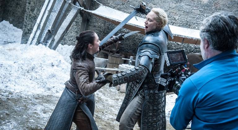 Trên phim căng thẳng là thế nhưng ngoài đời Maisie Williams (Arya Stark) và Gwendoline Christie (Brienne of Tarth) đang trải qua những giây phút vui vẻ tại Winterfell.