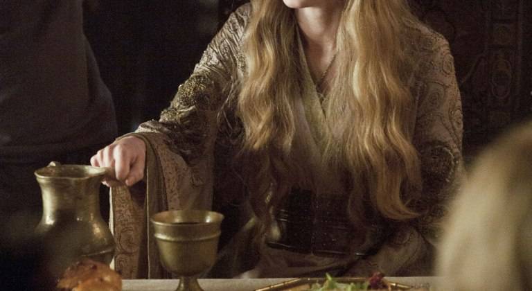 Nụ cười hiếm hoi của Nữ hoàng Cersei, có lẽ Lena Headey chỉ cười tươi như thế khi máy quay không chĩa vào cô thôi.
