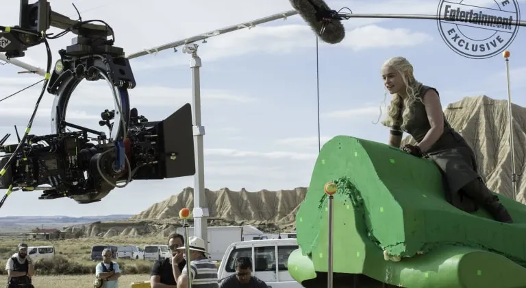 Hình ảnh cưỡi rồng của Emilia Clarke (Daenerys Targaryen) chẳng khác nào một đứa trẻ đang chơi thú nhún.