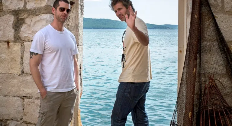 Hai showrunner David Benioff và Dan Weiss trên phim trường của Game of Thrones mùa 5.
