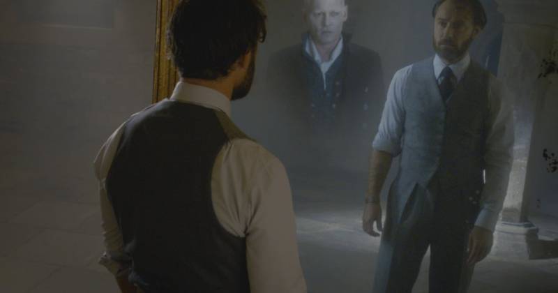 Dumbledore đứng trước chiếc gương Ảo Ảnh. (Warner Bros.)