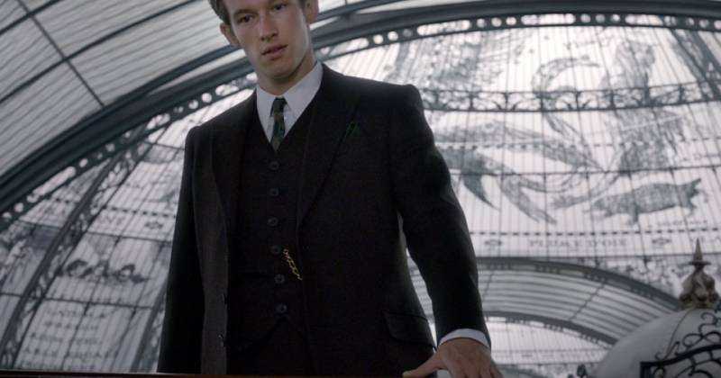 Newt sử dụng thuốc đa dịch cải trang thành anh trai mình - Theseus. (Warner Bros.)
