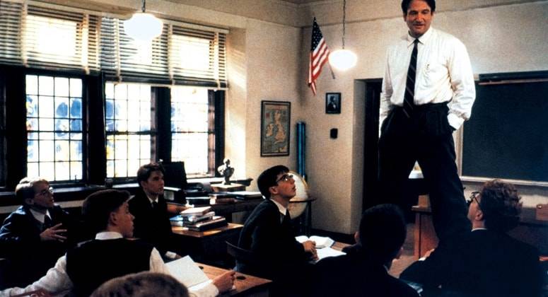 Robin Williams có màn hoá thân xuất sắc thành thầy giáo John Keating trong Dead Poets Society (Vnsharing)