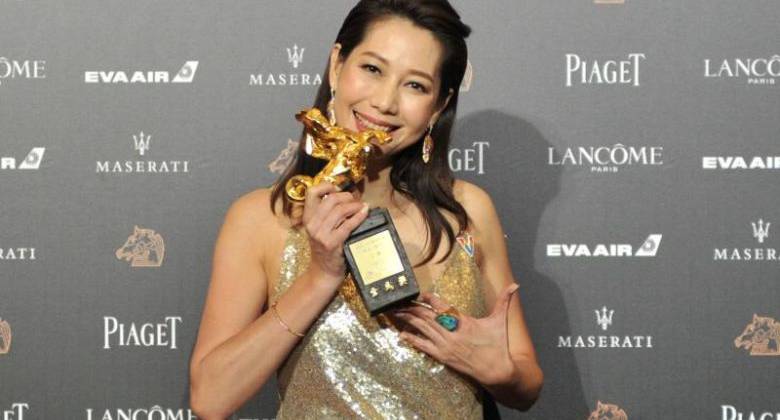 Nữ diễn viên Đinh Ninh hạnh phúc khi nhận được giải Nữ phụ xuất sắc nhất. (Ảnh: The Straits Times)