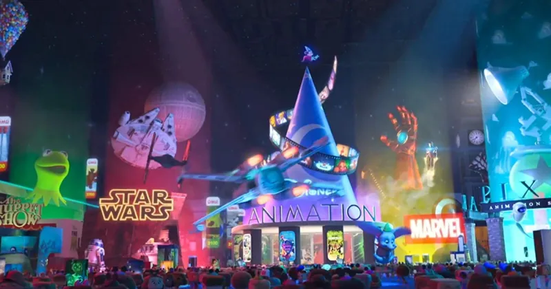 Từ tr&aacute;i qua, ch&uacute;ng ta c&oacute; thể nh&igrave;n thấy thương hiệu The Muppet Show, phim Star Wars của Lucasfilm, studio Disney Animation, Marvel với Iron-Man vừa bay ngang, Dumbo, WALL-E, studio Pixar... (IMDb)