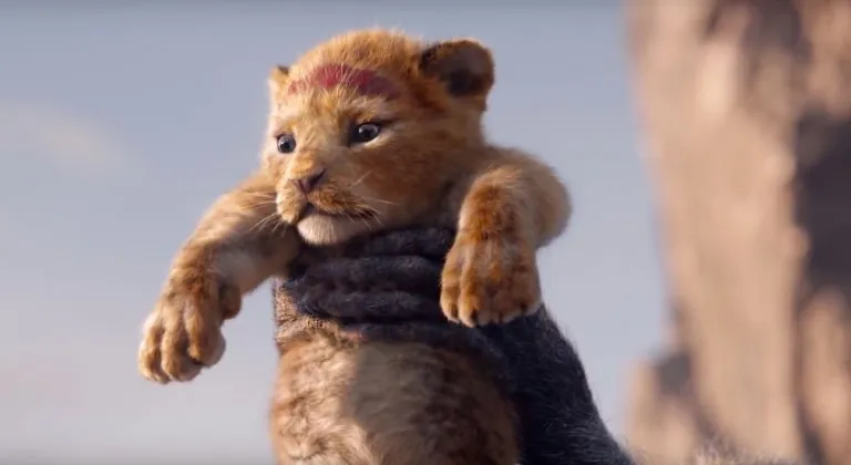 Simba l&uacute;c nhỏ từ trailer Lion King. (Disney)