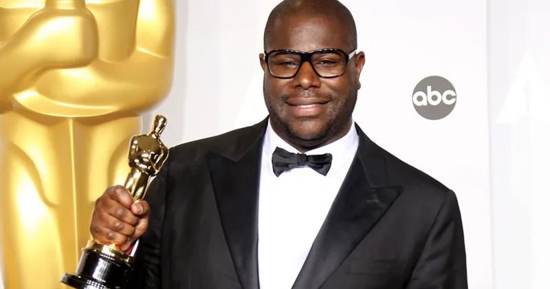 Steve McQueen l&agrave; đạo diễn của t&aacute;c phẩm chiến thắng giải Oscar 12 Years a Slave.