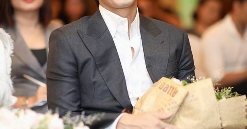 Ekip của nam diễn viên Han Jae Suk vô cùng bức xúc khi không thể về Hàn Quốc đúng lịch trình.