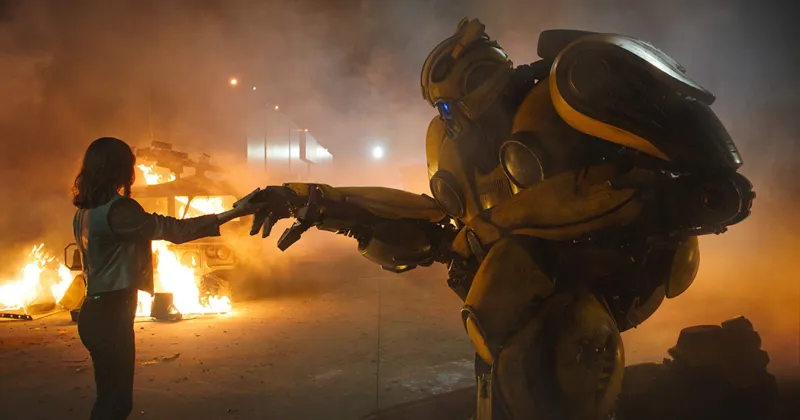 Mối liên kết giữa Bee và Charlie được phát triển khá ổn. (IMDb)
