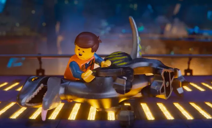 Nh&acirc;n vật của Chris Pratt đang chơi đ&ugrave;a với một b&eacute; raptor trong The LEGO Movie 2: The Second Part (Dark Horizons)