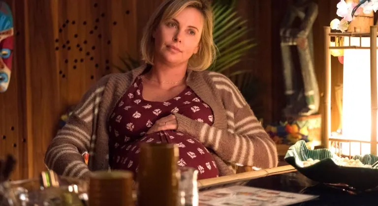 Charlize Theron lại ghi dấu với một màn hoá thân khác trong Cuộc Chiến Bỉm Sữa (Entertainment)