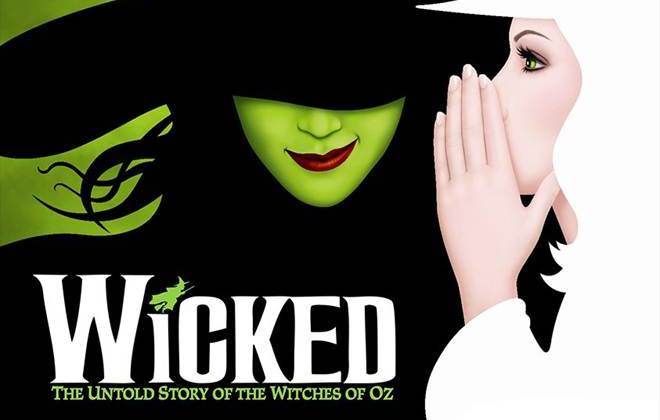 Wicked là một phiên bản song song với bộ phim kinh điển năm 1939 The Wizard of Oz, dựa vào tiểu thuyết cùng tên của L. Frank Baum