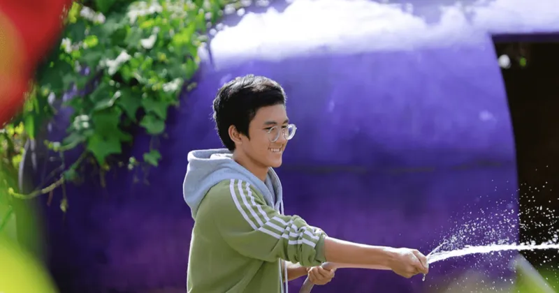 Thịnh Vinh trong vai Long - em trai của Cúc