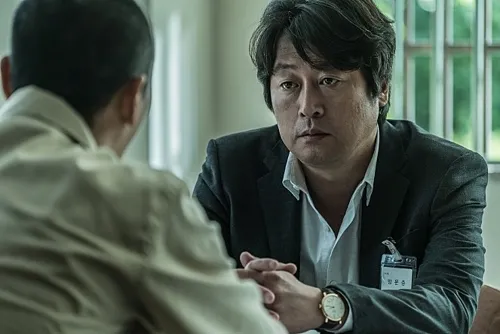 Kim Yoon Seok trong vai Kim Hyung Min (Ảnh: Han Cinema)