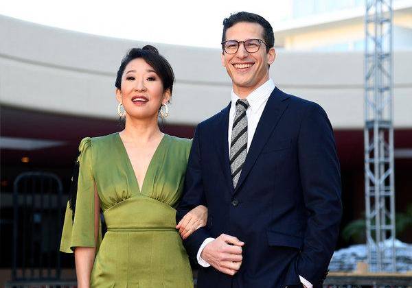 Sandra Oh và Andy Samberg là hai người dẫn chương trình Quả cầu Vàng năm nay. Sandra Oh vừa bỏ túi một giải thưởng. (The New York Times)