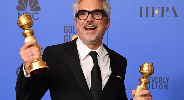 Alfonso Cuarón thắng 2 giải Quả cầu Vàng cùng Roma, phim vẫn đang được phát trên Netflix (Vanity Fair)