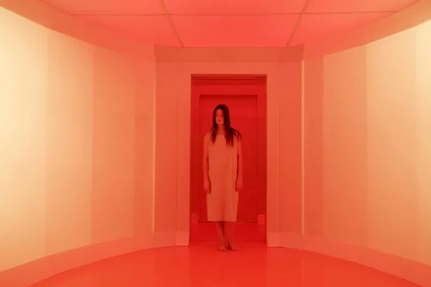 Beyond the Black Rainbow có sắc đỏ bao trùm cả phim. (Ảnh: Taste of Cinema)