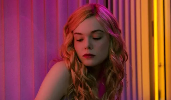 The Neon Demon dùng nhiều gam màu cơ bản để tạo nên thế giới người mẫu trong phim. (Ảnh: Taste of Cinema)