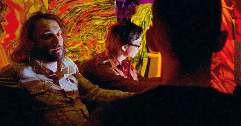 Enter the Void giúp khán giả có cảm giác như đang nhìn qua một chiếc kính vạn hoa. (Ảnh: Taste of Cinema)