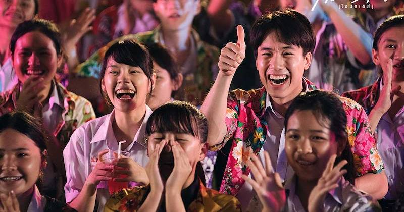 Lễ hội Loi Krathong tràn ngập không khí vui vẻ được thể hiện rất tốt trong Linh Hồn Tạm Trú (IMDb)