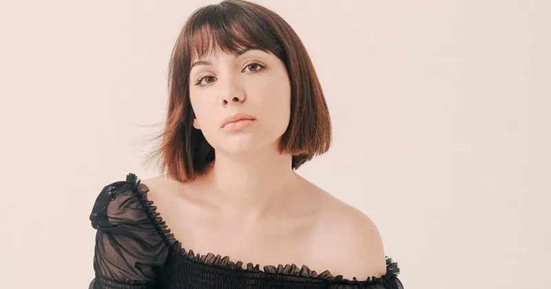 Hannah Marks sẽ đạo diễn cho Turtles All the Way Down (Ảnh: HR)