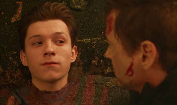Khoảnh khắc đầy xúc động giữa Spider-Man và Iron Man trong Avengers: Infinity War (Daily Express)